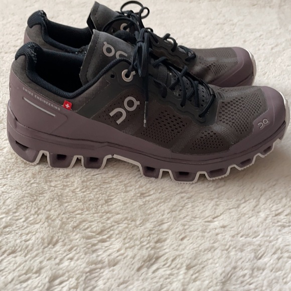 On Cloud Running Shoes - Picture 3 of 8